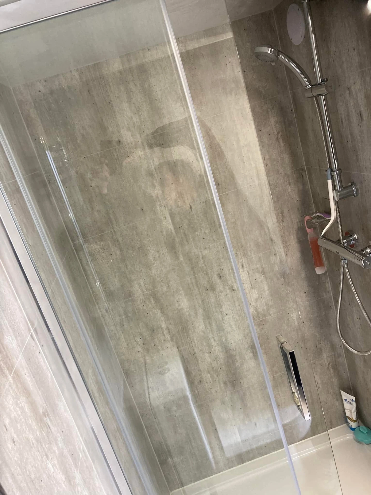Thermostatic shower with chrome rail inside a shower pod